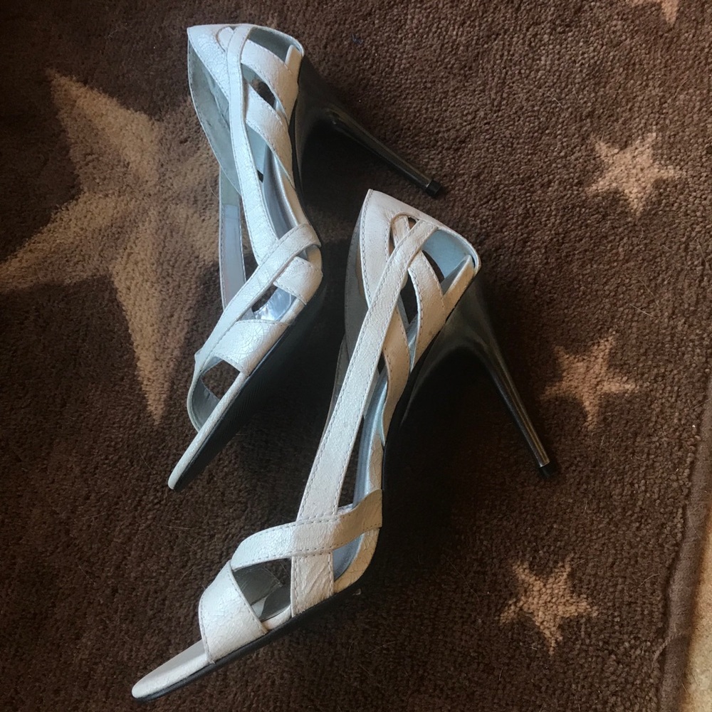Carlos Heels ⭐️white silver great condition 8.5